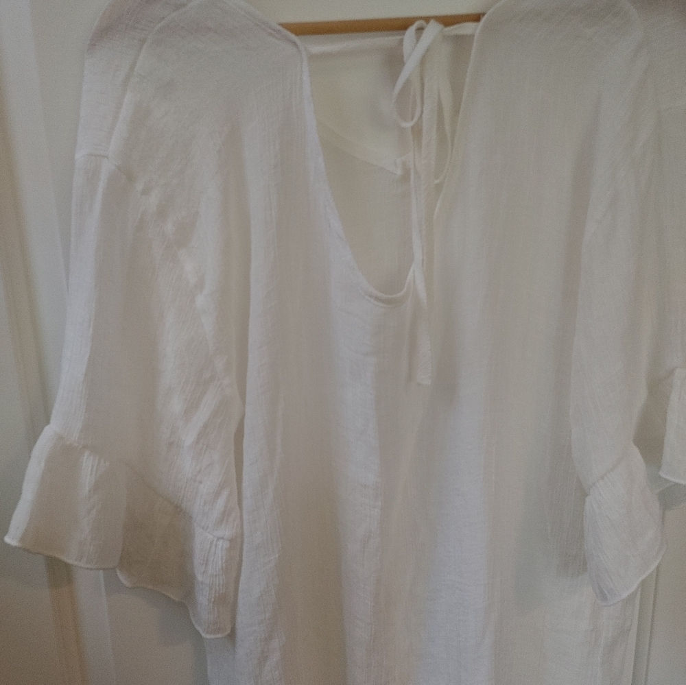 Relaxed V-Neck White Ruffle Tunic - Picture 6 of 9